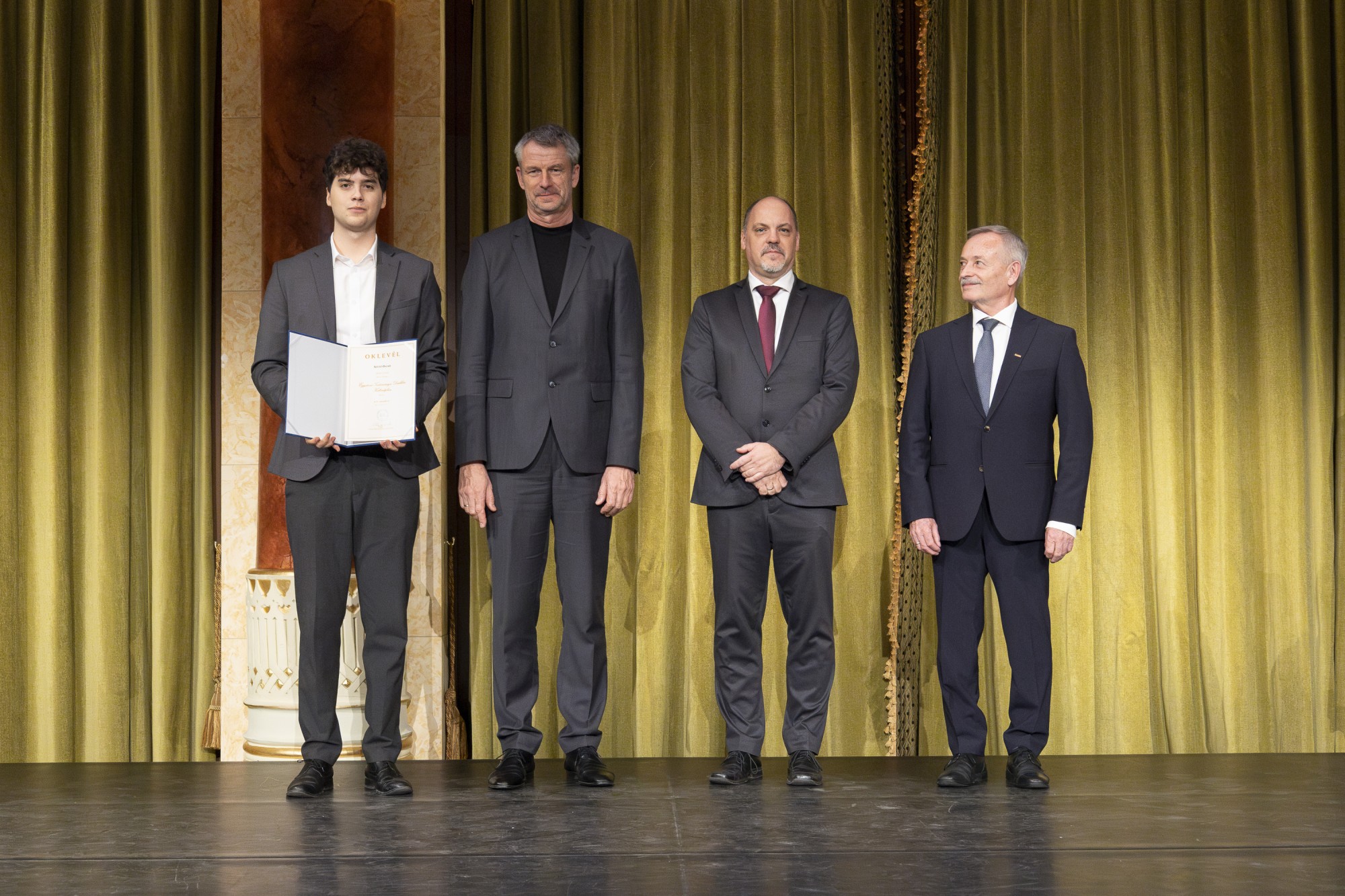 Kovács Balázs díjazott, Varga Tamás, a BME Építészmérnöki Karának dékánja, Rózsa Szabolcs, a BME Építőmérnöki Karának dékánja és Koji László ÉVOSZ elnök Fotó: Koji Melinda