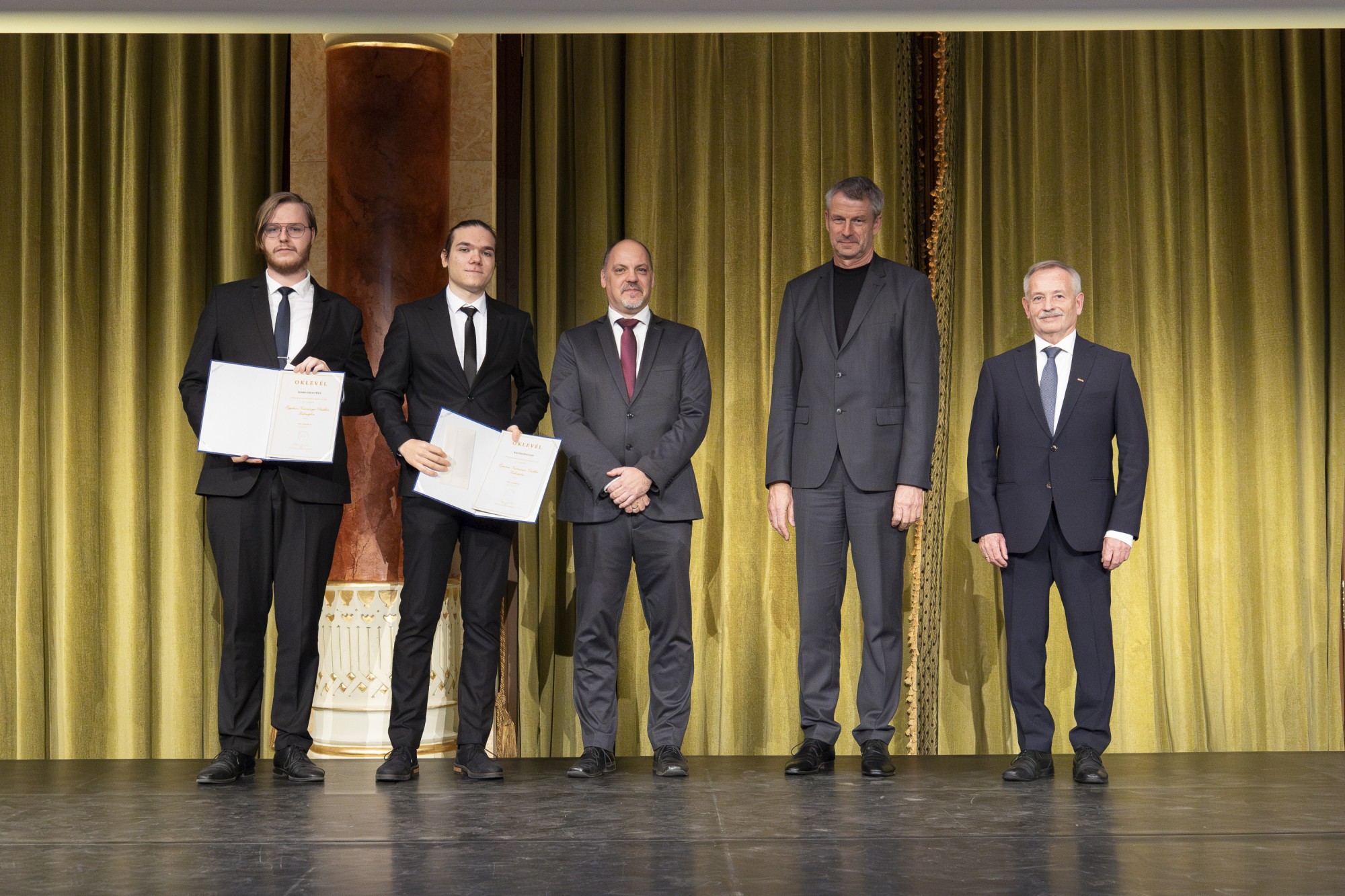 Nagy Gellért Levente és Gombos Gergely Máté díjazottak, Rózsa Szabolcs, a BME Építőmérnöki Karának dékánja, Varga Tamás, a BME Építészmérnöki Karának dékánja és Koji László ÉVOSZ elnök Fotó: Koji Melinda